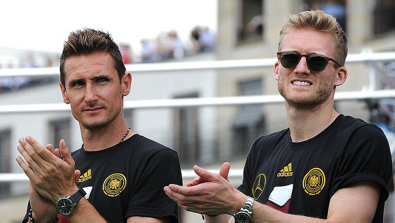 Miroslav Klose (l.) neben André Schürrle (r.) beim Empfang der Weltmeister in Berlin Miroslav Klose (l.) neben André Schürrle (r.) beim Empfang der Weltmeister in Berlin