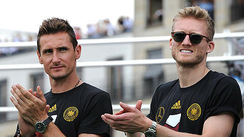 Miroslav Klose (l.) neben André Schürrle (r.) beim Empfang der Weltmeister in Berlin