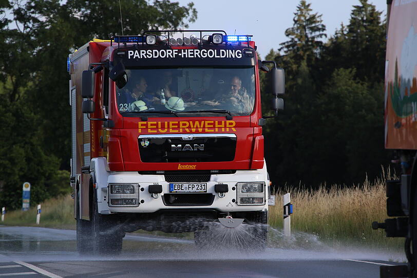 Bohrschlamm auf der B12 bei Forstinning löste ein Verkehrschaos aus. Bis weit in die Nacht hinein kam es zu Behinderungen.