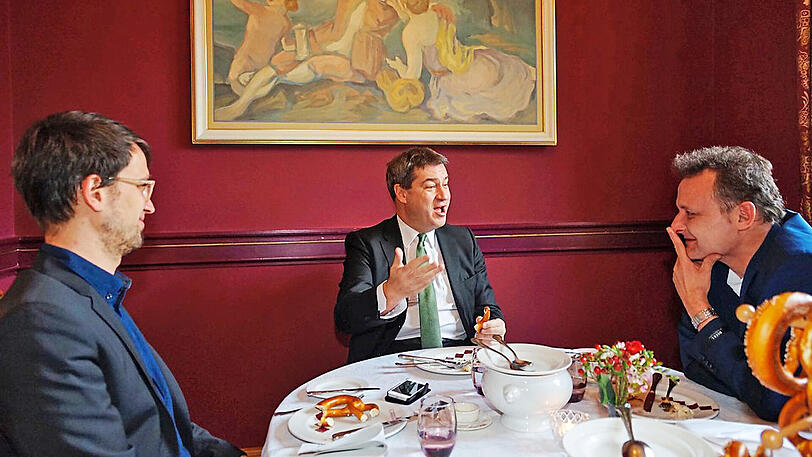 Weißwurst-Frühstück: Finanz- und Heimatminister Markus Söder mit Lokalchef Felix Müller und Vize-Chefredakteur Thomas Müller (rechts).