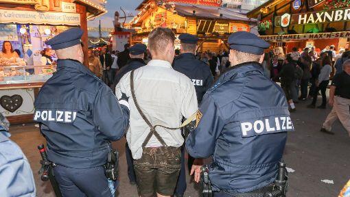 Die AZ hat die Polizisten der Wiesnwache für einen Tag begleitet: Wegerklärungen, "Kotzhügel"-Besuche, Festnahmen und einiges mehr - klicken Sie sich durch die Bilderstrecke. Die AZ hat die Polizisten der Wiesnwache für einen Tag begleitet: Wegerklärungen, "Kotzhügel"-Besuche, Festnahmen und einiges mehr - klicken Sie sich durch die Bilderstrecke.