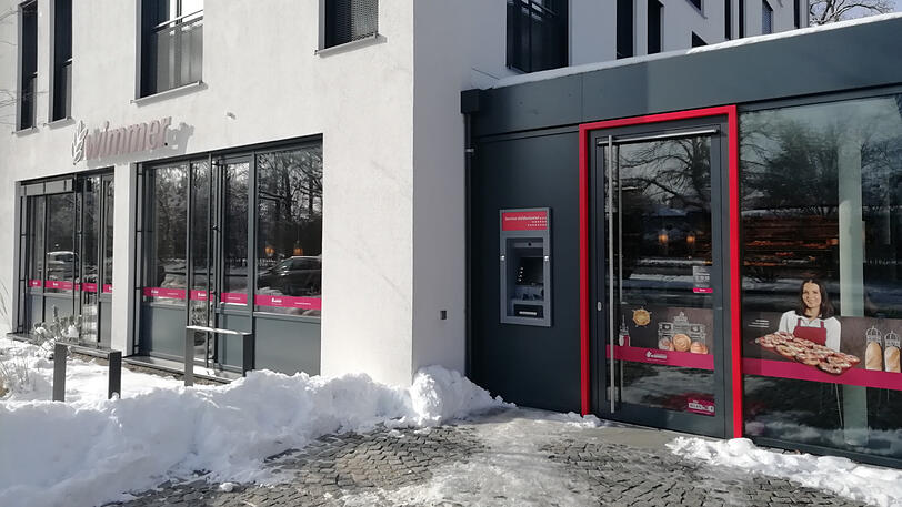 Ingolstädter Straße 101: Eine weitere Filiale der Bäckerei Wimmer befindet sich seit November 2018 am Hart. Passend, denn die Farbwahl der Bank deckt sich gut mit der des Backshops &ndash; da fällt der Geldautomat gar nicht wirklich auf.