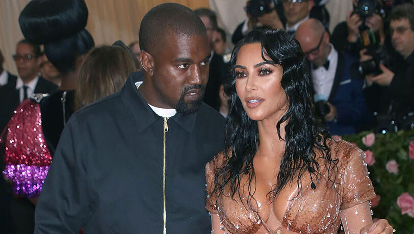 Kanye West und Kim Kardashian haben ihr Ehegelübde erneuert - und ihre Familienplanung abgeschlossen. Kanye West und Kim Kardashian haben ihr Ehegelübde erneuert - und ihre Familienplanung abgeschlossen.
