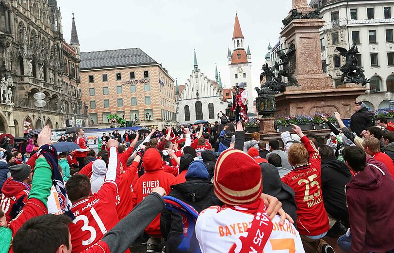 Die Bayernfans sind bereit für einen außergewöhnlichen Fußballabend. Bei brittischem Wetter und bayerischem Bier präsentieren sie die Fans lautstark am Marienplatz. Die besten Bilder.