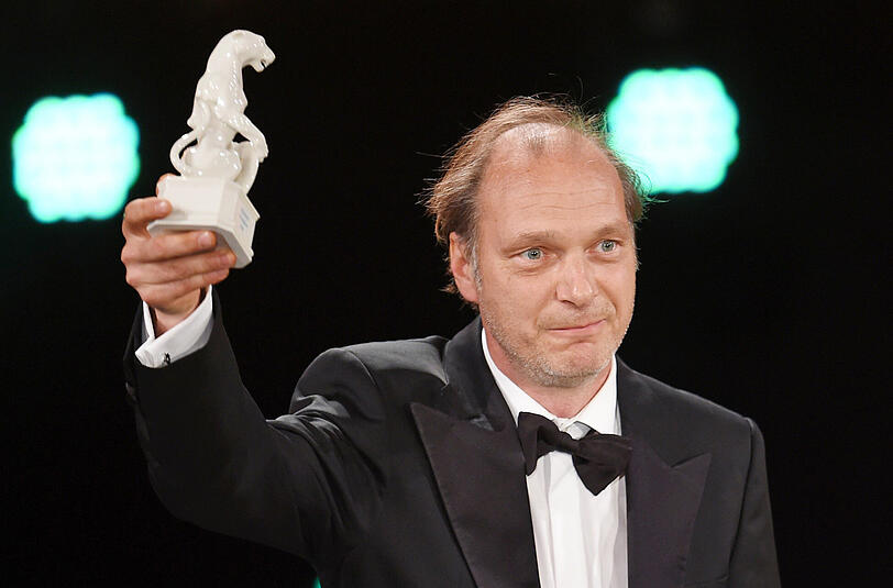 Schauspieler Martin Brambach wird bei der Verleihung des Bayerischen Fernsehpreises mit dem "Blauen Panther" für seine Rollen in "Der Fall Barschel", "Unter Verdacht - Ein Richter" und "Tatort: Auf einen Schlag" in der Kategorie "Bester Schauspieler Fernsehfilme / Serien und Reihen" ausgezeichnet.