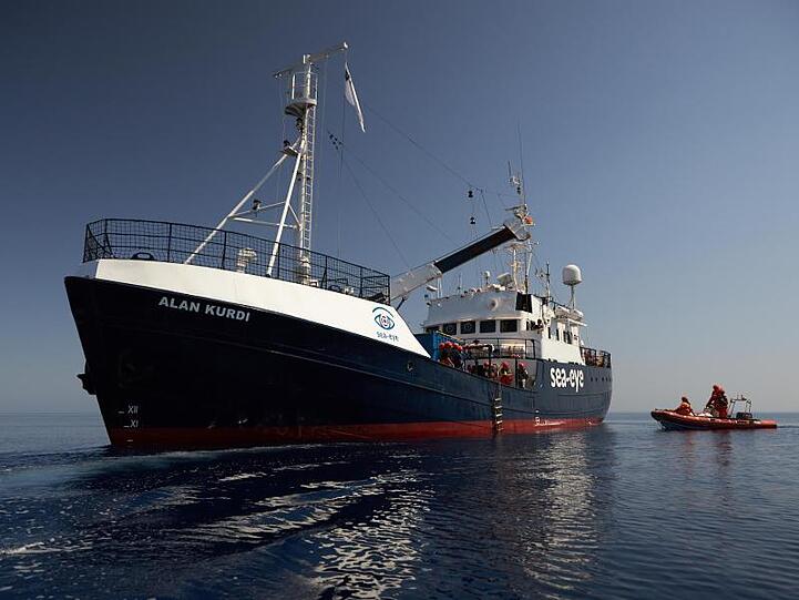 Das Rettungsschiff "Alan Kurdi" hat weitere 44 Migranten aus dem Mittelmeer gerettet.