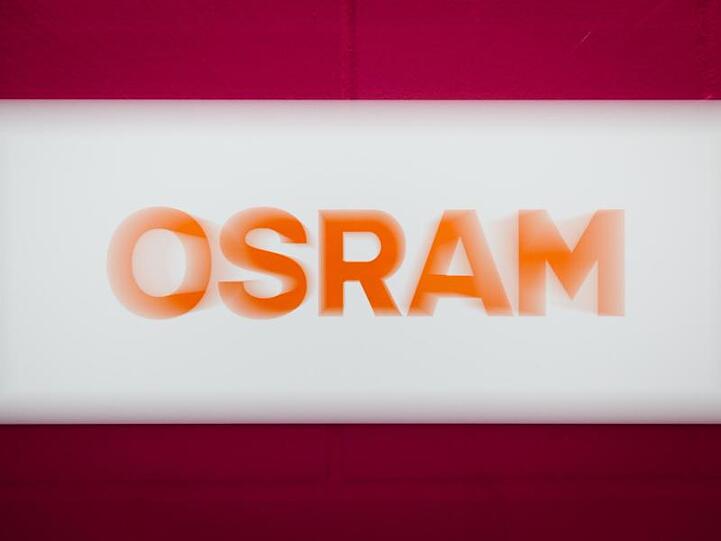 Das Osram-Logo ist in der Zentrale der Firma Osram an einer Wand zu sehen. Foto: Matthias Balk/dpa/Archivbild
