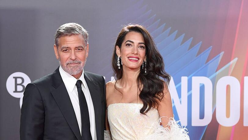 Amal und George Clooney sind erstmals gemeinsam mit einem Preis ausgezeichnet worden.