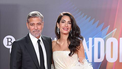Amal und George Clooney sind erstmals gemeinsam mit einem Preis ausgezeichnet worden.