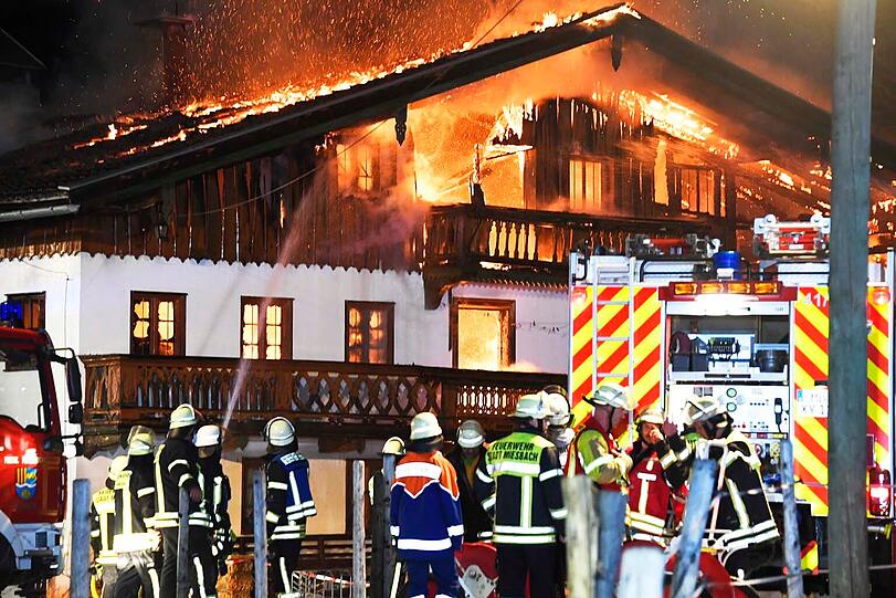 Großbrand auf einem landwirtschaftlichen Anwesen. Hunderte Feuerwehrleute bekämpften die Flammen. Bilder vom Einsatz.