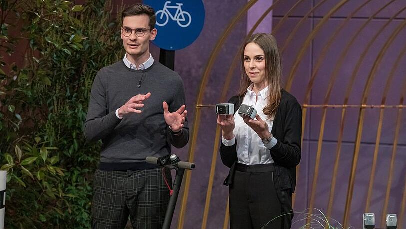 Dr. Ines Wöckl und Dr. Alexander Rech präsentieren die Smart Mobility Beleuchtung "Flasher".