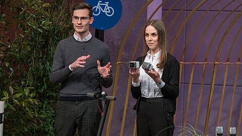 Dr. Ines Wöckl und Dr. Alexander Rech präsentieren die Smart Mobility Beleuchtung "Flasher".
