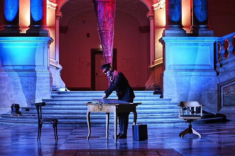 "In the Penal Colony" im Lichthof des Justizpalasts
