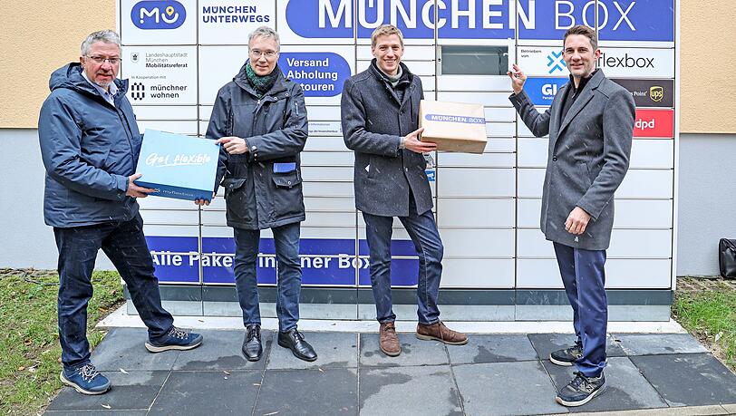 Münchens Zweiter Bürgermeister Dominik Krause (2.v. r.) stellte gemeinsam mit Mobilitätsreferent Georg Dunkel (2. v.l.), "Münchner Wohnen"-Geschäftsführer Christian Müller (l.) und einem Dienstleister das neue System am Paulanerplatz in der Au vor. Münchens Zweiter Bürgermeister Dominik Krause (2.v. r.) stellte gemeinsam mit Mobilitätsreferent Georg Dunkel (2. v.l.), "Münchner Wohnen"-Geschäftsführer Christian Müller (l.) und einem Dienstleister das neue System am Paulanerplatz in der Au vor.