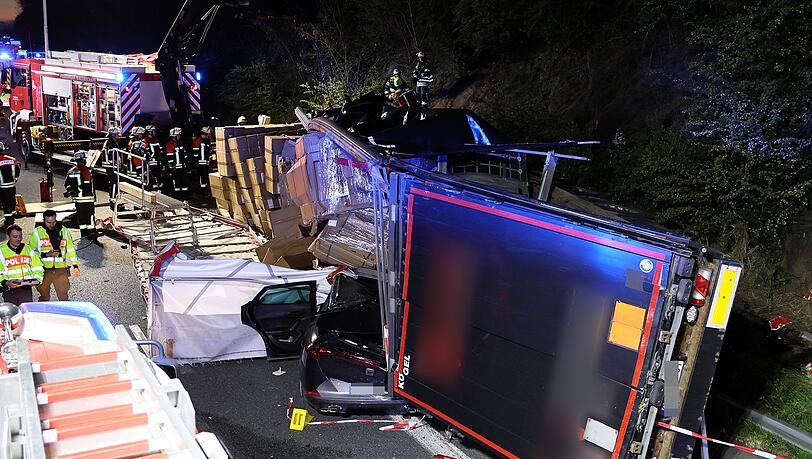 Ein Mensch ist bei einem Unfall mit einem Lastwagen auf der A3 gestorben.