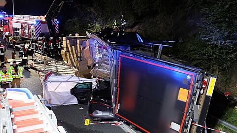 Ein Mensch ist bei einem Unfall mit einem Lastwagen auf der A3 gestorben.