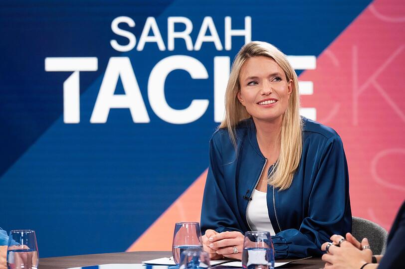 F&uuml;nf Sendungen "Sarah Tacke" laufen zun&auml;chst als Testballon von 30. Juli bis 27. August, immer donnerstags um 22.15 Uhr. Das Format soll eine l&ouml;sungsorientierte Arbeitsatmosph&auml;re etablieren, diskutiert wird ohne Publikum an einem Tisch - mit &Uuml;berraschungsgast.