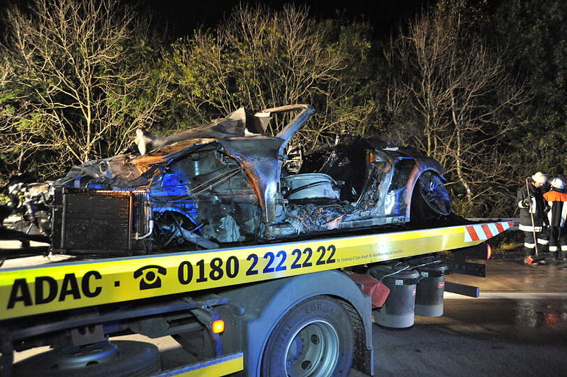 &bdquo;Die haben wahnsinniges Glück gehabt. Ihr Porsche war mit mindesten Tempo 150 Kilometern pro Stunde unterwegs&ldquo; - die Bilder vom Horror-Crash auf der A92.