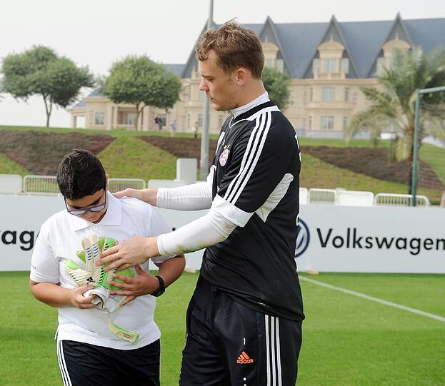 Manuel Neuer stellt sich einem Elfmeterschießen mit Kindern.