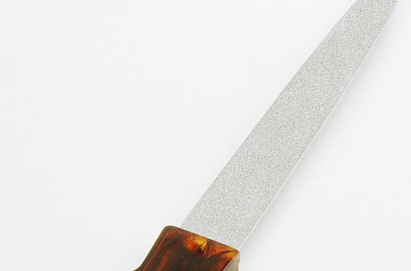Mit einer abgebrochenen Feile beschädigte der Mann Kleidung in Kaufhäusern.