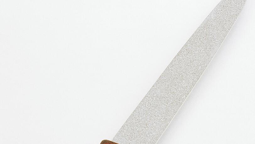 Mit einer abgebrochenen Feile beschädigte der Mann Kleidung in Kaufhäusern. Mit einer abgebrochenen Feile beschädigte der Mann Kleidung in Kaufhäusern.
