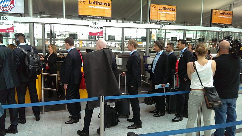 Der FC Bayern vor dem Abflug nach Prag.