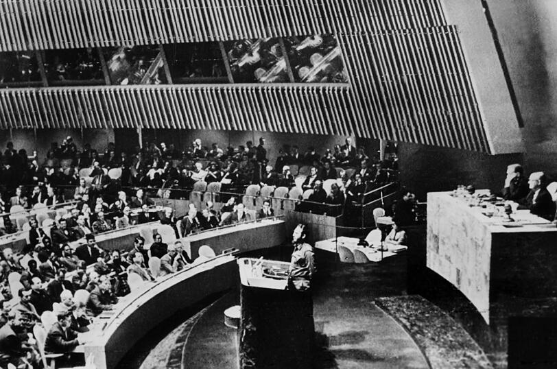 Der kubanische Ministerpräsident Fidel Castro hält am 26.09.1960 vor der UN-Vollversammlung in New York eine Rede. Hinter ihm am Präsidiumstisch sitzen der UN-Generalsekretär Dag Hammarsköld (r) und Bolwand.