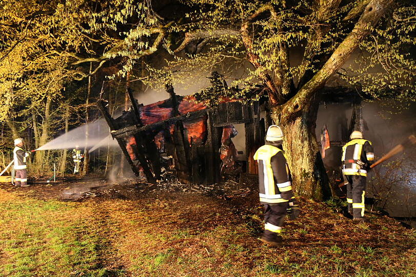 Die kleine Hütte am Waldrand stand beim Eintreffen der Feuerwehr im Volbrand. Die Flammen schlugen teilweise bis zu zwölf Meter hoch.