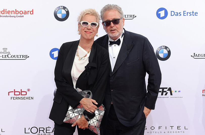 Regisseurin Doris Dörrie mit Mann Martin Moszkowicz auf dem roten Teppich bei der Verleihung des Deutschen Filmpreises, der Lola 2016, in Berlin.
