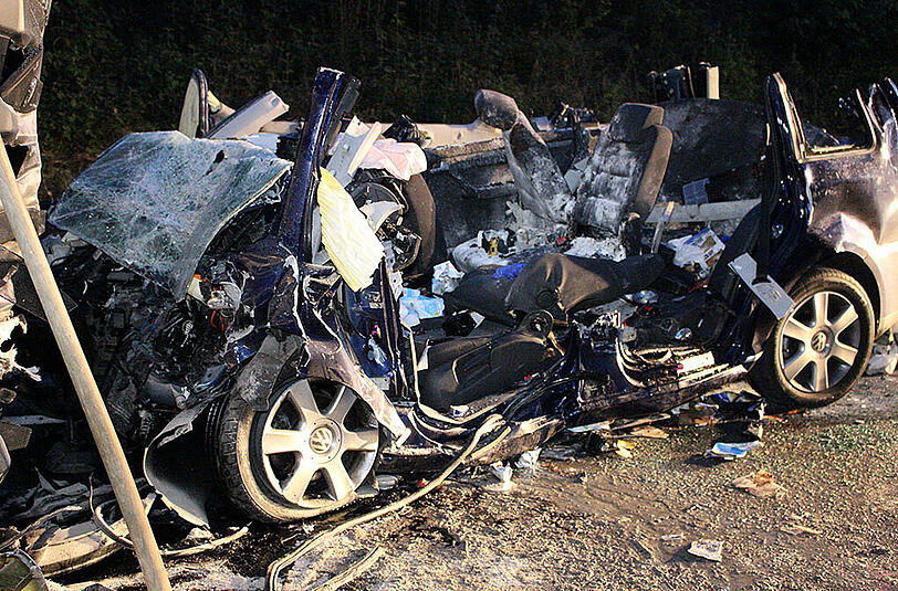 Bei dem Crash wurde der VW Touran komplett zerstört. Die Bilder von der Unfallstelle.
