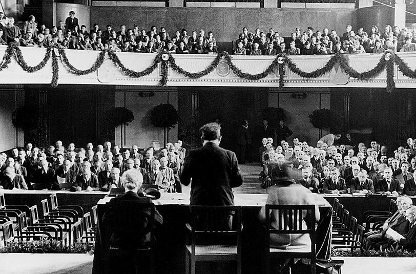 Eine historische Aufnahme von 1946: Die Landesversammlung in der Großen Aula der Ludwig-Maximilians-Universität in München.