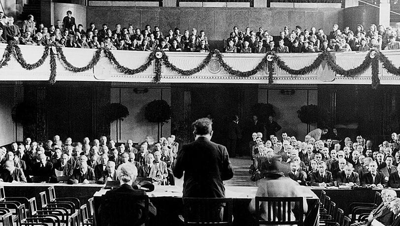 Eine historische Aufnahme von 1946: Die Landesversammlung in der Großen Aula der Ludwig-Maximilians-Universität in München. Eine historische Aufnahme von 1946: Die Landesversammlung in der Großen Aula der Ludwig-Maximilians-Universität in München.