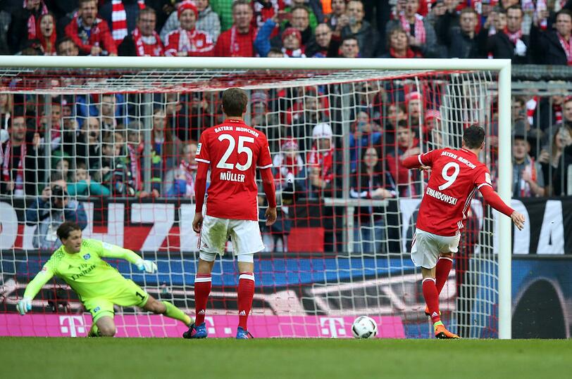 Robert Lewandowski Note 1: Elfmetertor zum 2:0 (24.), sein zehnter Strafstoß in Folge, der drin war. Erhöhte per Rechtsknaller auf 3:0 (42.), später auf 4:0 (54.). Durfte nach seinem 19. Saisontor vorzeitig duschen und sich den Applaus der Fans abholen.