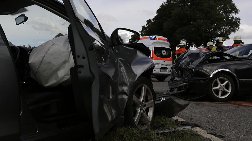 Beide Autos sind stark demoliert - die Front jeweils komplett zerstört. Die Bilder vom Unfall auf der B12.