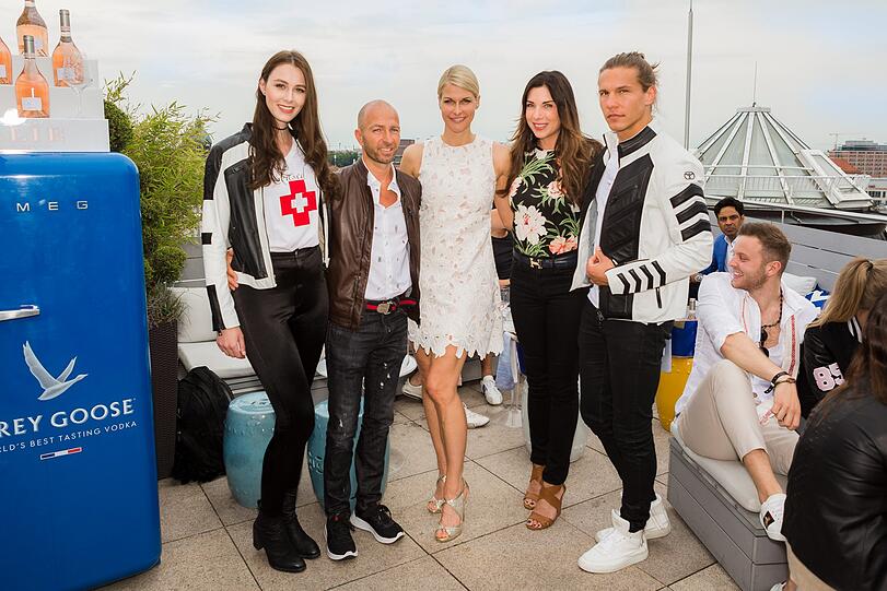 Designer Manuel Forster (2.v.l.), Dresscoded-Chefin Natascha Grün und Moderatorin Alexandra Polzin