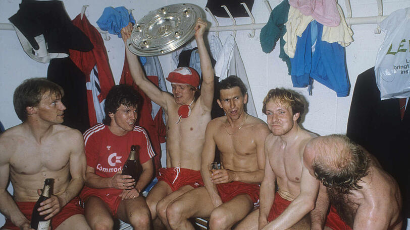 Hansi Pflügler, Lothar Matthäus, Sören Lerby, Klaus Augenthaler, Michael Rummenigge und Dieter Hoeneß (v.l.) feiern nach dem Kantersieg gegen Gladbach die Deutsche Meisterschaft.