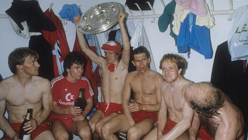 Hansi Pflügler, Lothar Matthäus, Sören Lerby, Klaus Augenthaler, Michael Rummenigge und Dieter Hoeneß (v.l.) feiern nach dem Kantersieg gegen Gladbach die Deutsche Meisterschaft. Hansi Pflügler, Lothar Matthäus, Sören Lerby, Klaus Augenthaler, Michael Rummenigge und Dieter Hoeneß (v.l.) feiern nach dem Kantersieg gegen Gladbach die Deutsche Meisterschaft.