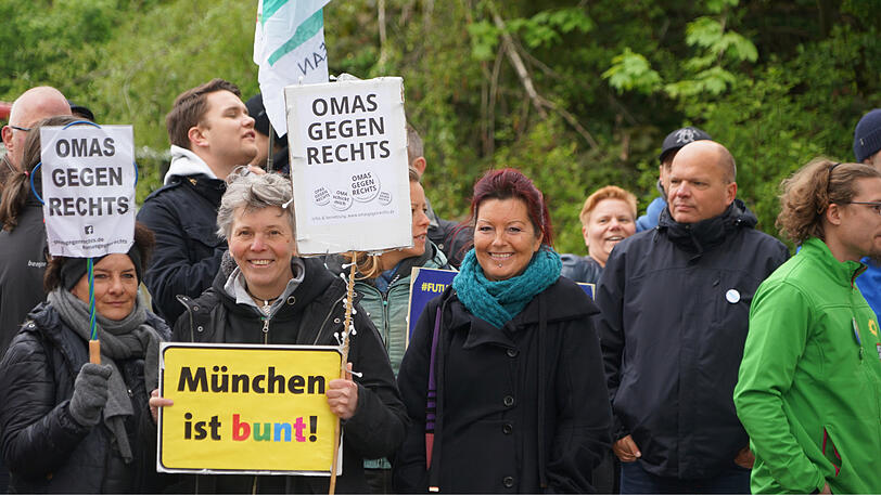"Omas gegen rechts": Demonstrantinnen am Sonntag in Feldmoching. Laut Polizei beteiligten sich bis zu 100 Münchner an den Protesten.