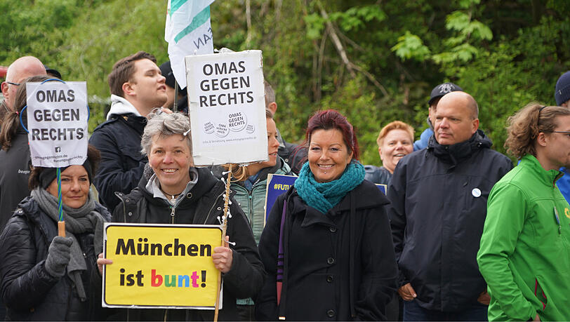 "Omas gegen rechts": Demonstrantinnen am Sonntag in Feldmoching. Laut Polizei beteiligten sich bis zu 100 Münchner an den Protesten. "Omas gegen rechts": Demonstrantinnen am Sonntag in Feldmoching. Laut Polizei beteiligten sich bis zu 100 Münchner an den Protesten.