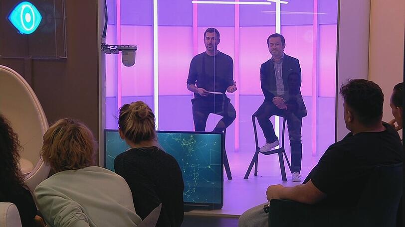 Jochen Schropp und Dr. Andreas Kaniewski (re.) informieren die "Big Brother"-Bewohner über Corona.
