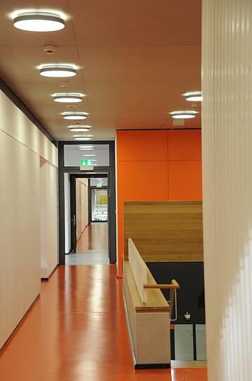 Das neue Truderinger Gymnasium bietet viel Platz, Licht und Farbe. Stadtschulrat Rainer Schweppe kann hier zum ersten Mal sein "Lernhaus-Konzept umsetzen.
