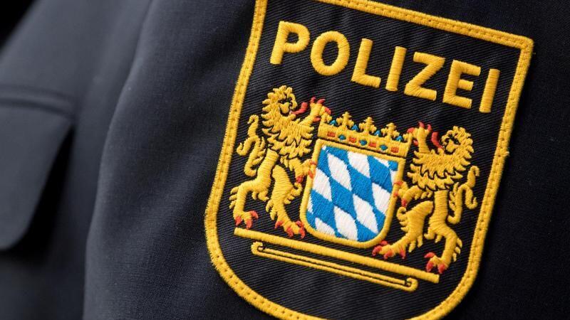 Das Wappen der bayerischen Polizei an einer Uniform. Foto: Sven Hoppe/dpa/Archivbild