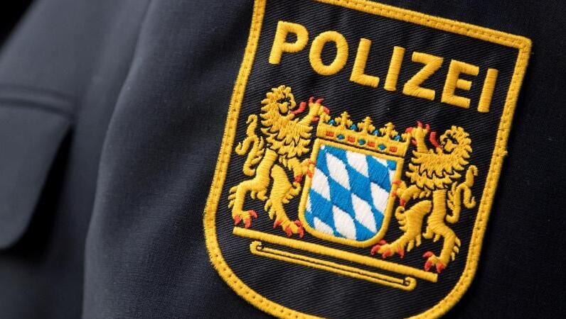 Das Wappen der bayerischen Polizei an einer Uniform. Foto: Sven Hoppe/dpa/Archivbild Das Wappen der bayerischen Polizei an einer Uniform. Foto: Sven Hoppe/dpa/Archivbild