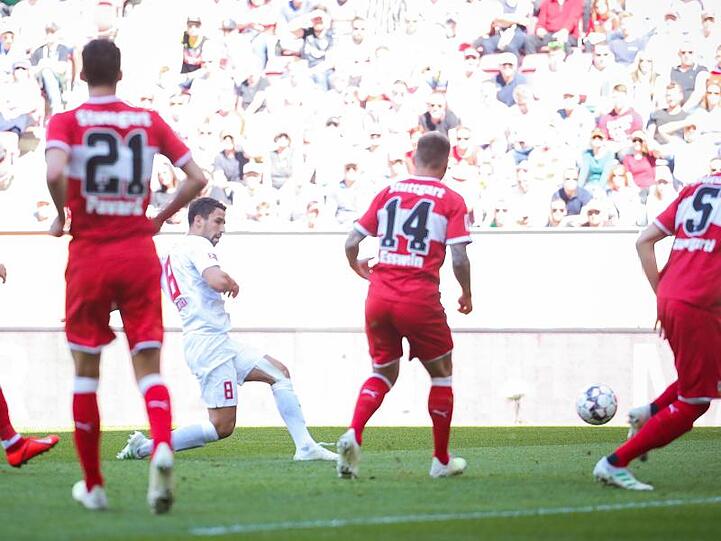 Der Augsburger Rani Khedira trifft zum zwischenzeitlichen 1:0.