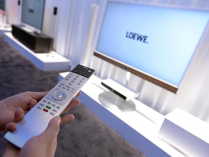 Ein Loewe-Fernseher auf einem Messestand.