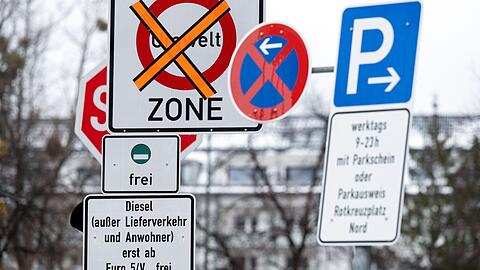 Ein Schild mit der Aufschrift „Umwelt Zone“ und „Diesel (außer Lieferverkehr und Anwohner) erst ab Euro 5/V frei“ steht an einer Zufahrt zur Landshuter Allee.