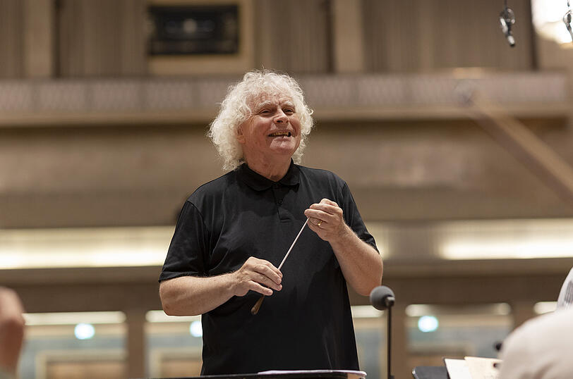 Simon Rattle bei einer Probe.