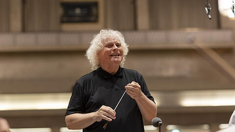Simon Rattle bei einer Probe.