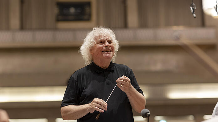 Simon Rattle bei einer Probe.