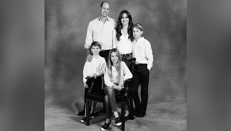 Prinz William, Prinzessin Kate, Prinz George, Prinzessin Charlotte und Prinz Louis - auf einem Portr&auml;t von Josh Shinner, das zur Weihnachtskarte 2023 wurde.